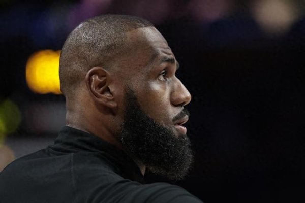 James và Lakers có một cuộc cã
